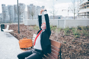 mann-beweglich-graphicstock-middle-age-contemporary-businessman-sitting-outdoor-on-a-bench-in-a-city-park-stretching-business-stretching-relaxing-concept_BTed6fKFkb-300x200 Warum beweglich bis ins hohe Alter ?
