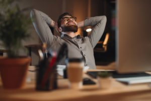 mann-beweglich-kl.-graphicstock-image-of-cheerful-bearded-designer-working-late-at-night-with-computer-and-stretching_B8egRyt7_3e-min-300x200 Warum beweglich bis ins hohe Alter ?