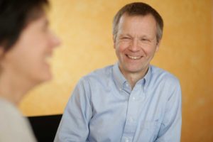 Bürgermeister Otto Neuhoff erklärt in einem Video Hintergründe und Details zur neuen Dachmarke der Stadt Bad Honnef Otto-Neuhoff-im-Gespräch-lachend-mittel-300x200 Bürgermeister Otto Neuhoff erklärt in einem Video Hintergründe und Details zur neuen Dachmarke der Stadt Bad Honnef