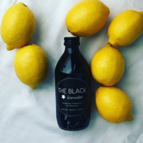 Starwater-Aktivkohle Lifestyle Drinks präsentiert: THE BLACK starwater ist das neue Premium-Wasser mit Aktivkohle und PURE CLEANSE POWER – jetzt mit neuer und verbesserter Formel erhältlich auf lifestyle-drinks.online!