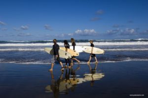Surferos-en-Las-Canteras-300x199 Wassersport – Welche Aktivität passt zu mir?
