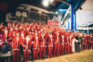 Gruppenfoto-Nikolausrutschen-1-300x200 Weihnachts-Weltrekord in Europas größter Rutschenwelt