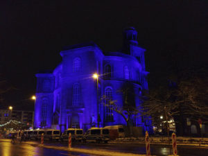 Illuminierung-Paulskirche_w-300x225 Blaues Licht auf rotem Sandstein . . .