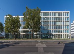 Regus_Center_Wiesbaden_Aussenansicht1-300x220 Flexible Arbeitsräume für mehr Produktivität: Im März 2018 eröffnet das 100. Regus Office am Wirtschaftsstandort Wiesbaden