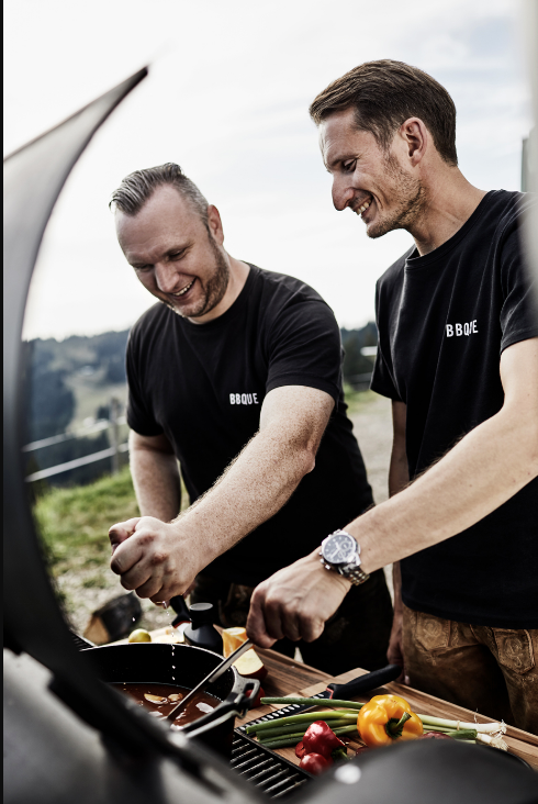 BBQUE_Oliver-und-Michael_02.2018 Vom Hobby zum Beruf – die Erfolgsgeschichte von BBQUE! Von der Idee einer bayrisch-amerikanischen Grillsauce hin zu über 500.000 produzierten Grillsaucen im Jahr 2017!