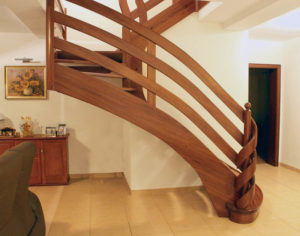 STREGER_PM-11-17_handlauf-und-kniegurte-wickeln-sich-um-den-rundpfosten-mit-holzkugel_028-02_800er-300x236 Stufen mit Stil - Sondertreppe aus gebeizter Esche führt elegant ins nächste Stockwerk