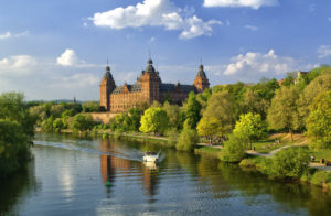 Schlossjohannisburg_Kongress_und_TouristikbetriebeStadtAschaffenbur_TillBenzin-300x196 Schloss Johannisburg, Aschaffenburg im Frühjahr von der Mainbrücke