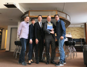 Urkundenübergabe-Best-Western-Hotel-München-Airport.-Von-links-nach-rechts-Günther-Pech-Sindy-Krauße-Franz-Xaver-Maier-Christian-Wolf-Marcus-Maier-2-300x230 Premium Partner Platin - Best Western Hotel München-Airport erhält Auszeichnung von der Therme Erding
