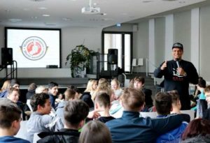 Werte statt Mobbing: Schulprojekt mit 2schneidig bewegt 2schneidig_Martin-Rietsch_Mobbing-Werte-300x205 Werte statt Mobbing: Schulprojekt mit 2schneidig bewegt