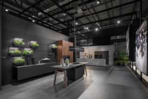Habitat Küche - Spektakuläres Mailand-Comeback für Schüller Dart-Schueller-Eurocucina2018-LP_72dpi_RGB_6198-300x200 Habitat Küche - Spektakuläres Mailand-Comeback für Schüller