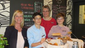 Future-Day-im-ibis-Hamburg-Airport_Frühstücksservice-300x169 IBIS HAMBURG AIRPORT BEGEISTERT SCHÜLER - Paula und Sid Ali beim Future Day 2018