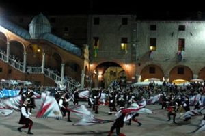 Wettkämpfe-der-bunten-Fahnenschwenke-©-Visit-Ferrara-web-300x199 Pferde, Reiter, Fahnenschwinger – Ferrara feiert den wohl ältesten Palio der Welt