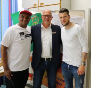 2schneidig und Daniel Ginczek teilen Schulpatenschaft Daniel-Ginczek_2schneidig_Martin-Rietsch_01-300x293 2schneidig und Daniel Ginczek teilen Schulpatenschaft
