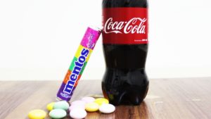 Auf was sollten Sie achten, bei der Auswahl von Rohrreinigungsdiensten? Cola-Mentos-300x169 Auf was sollten Sie achten, bei der Auswahl von Rohrreinigungsdiensten?