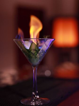 OZEN-by-Atmosphere-Gin-Is-In-Flaming-Cocktail_preview.klein_ Welt-Gin-Tag 2018: „GIN IS IN“