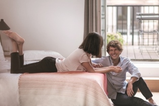 Paar-dayuse-klein-neu.com_ Dayuse.com – Daycation mit Lieblingsmensch: So wird die Flamme wieder entfacht