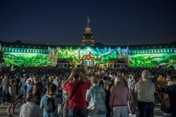 Die Karlsruher SCHLOSSLICHTSPIELE sind zurück – vom 28. Juli bis 9. September verwandelt sich das Karlsruher Schloss zum vierten Mal in eine Kulisse für atemberaubende Licht-Projektionen Bild-150_UDE_1745_k Die Karlsruher SCHLOSSLICHTSPIELE sind zurück – vom 28. Juli bis 9. September verwandelt sich das Karlsruher Schloss zum vierten Mal in eine Kulisse für atemberaubende Licht-Projektionen