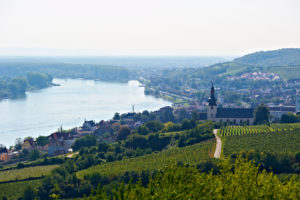 Regionalität ist Trumpf: „Rheinhessen genießen“ mit heimischen Produkten, herkunftsgeprägten Weinen und kreativer Küche Rheinhessenwein-e.V._Blick-auf-Nierstein-am-Rhein_©Rheinhessenwein-e.V._dieth-schröder-fotografie-300x200 Regionalität ist Trumpf: „Rheinhessen genießen“ mit heimischen Produkten, herkunftsgeprägten Weinen und kreativer Küche