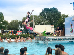 Dirndlflug_Sprung-ins-Wasser-1-300x225 Dirndlflug Contest 2018 in der Therme Erding