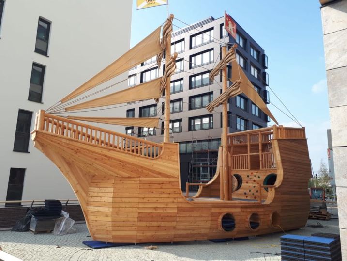 JUFA_Hotel_Hamburg_Aufabu_Almholz_Spielschiff_9_k Hobby-Freibeuter & Piraten ahoi! Das JUFA Hotel Hamburg HafenCity feiert die Ankunft seines einzigartigen steirischen „Störtebeker Kletterschiff“
