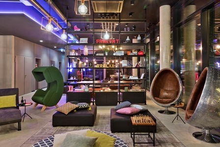 „Gude.Mode.“ im Boutique-Hotel: MOXY Frankfurt East unterstützt lokale Jungdesigner Moxy-Wohnzimmer-Lobby „Gude.Mode.“ im Boutique-Hotel: MOXY Frankfurt East unterstützt lokale Jungdesigner
