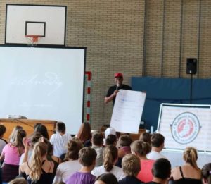 Schulprojekt gegen Rassismus mit Wertecoach 2schneidig 2schneidig_Martin-Rietsch_Mobbing_Rassismus-300x261 Schulprojekt gegen Rassismus mit Wertecoach 2schneidig