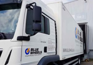Blue Wheels Veranstaltungstechnik rollt mit optimiertem Fuhrpark an Blue-Wheels-Fuhrparkerweiterung_web-300x208 Blue Wheels Veranstaltungstechnik rollt mit optimiertem Fuhrpark an