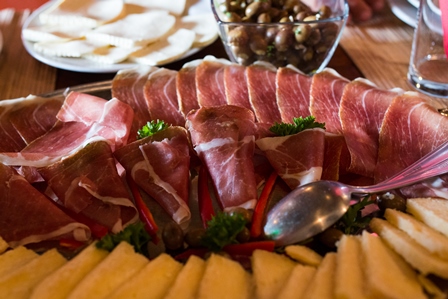 Herceg Novi in Montenegro genießen Ein Ort, wo jeder Prosciutto seine eigene Geschichte hat Herceg-Novi-Copyright-Antje-Wickboldt-6-Kopie Herceg Novi in Montenegro genießen Ein Ort, wo jeder Prosciutto seine eigene Geschichte hat