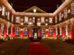 Dekoration mit Auszeichnung: Weihnachten in der Wolkenburg Weihnachtsdeko_außenweb-300x225 Dekoration mit Auszeichnung: Weihnachten in der Wolkenburg