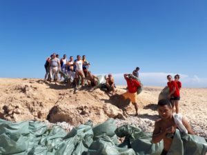 Vereinsteam engagiert sich gegen Plastikmüllverschmutzung am Roten Meer Aktion-Liebe-Deinen-Nächsten_Plastikmüll_Martin-Rietsch_1-300x225 Vereinsteam engagiert sich gegen Plastikmüllverschmutzung am Roten Meer