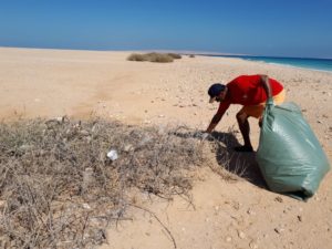 Vereinsteam engagiert sich gegen Plastikmüllverschmutzung am Roten Meer Aktion-Liebe-Deinen-Nächsten_Plastikmüll_Martin-Rietsch_2-300x225 Vereinsteam engagiert sich gegen Plastikmüllverschmutzung am Roten Meer