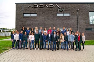 Rasantes Mitarbeiterwachstum in Rostocker Unternehmen: ADCADA knackt die 40er-Marke Das-fast-vollständige-ADCADA-Team-im-ADCADA-Park-300x200 Rasantes Mitarbeiterwachstum in Rostocker Unternehmen: ADCADA knackt die 40er-Marke