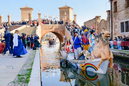Karneval in Ferrara: Geschichte, Wasser – Samba Karneval-Comacchio-credit-Francesco_Cavallari Karneval in Ferrara: Geschichte, Wasser – Samba