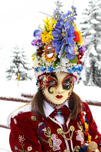 Landzetta-auf-der-Coumba-Freida-in-Saint-Rhémy-en-Bosses-©-Foto-archivio-Regione-Autonoma-Valle-dAosta Karneval in den italienischen Alpen – die Coumba Freida im Aostatal