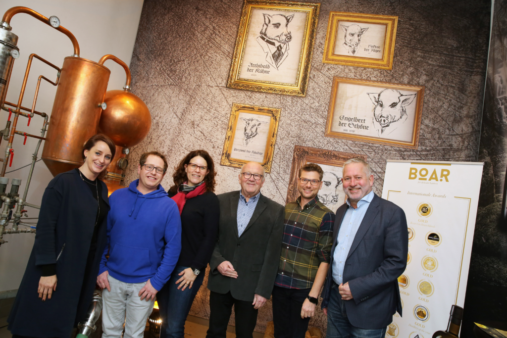 Mit Schnapszahlen Spendenkonto gefüllt Freunde edlen Gins bewiesen Herz / Spendenübergabe an soziale Einrichtungen Unbenannt-1-1024x683 Mit Schnapszahlen Spendenkonto gefüllt Freunde edlen Gins bewiesen Herz / Spendenübergabe an soziale Einrichtungen