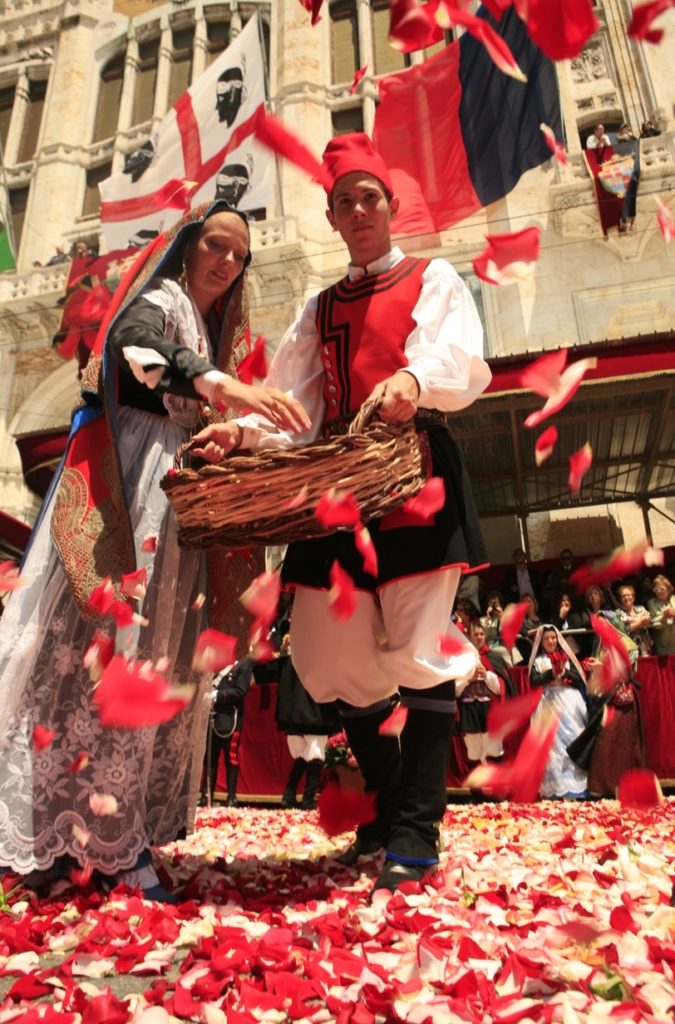 Sardinien – eine Insel zu erreichen wie im Flug Cagliari_Festa_di_SantEfisio_-_Sa_ramadura-675x1024 Sardinien – eine Insel zu erreichen wie im Flug