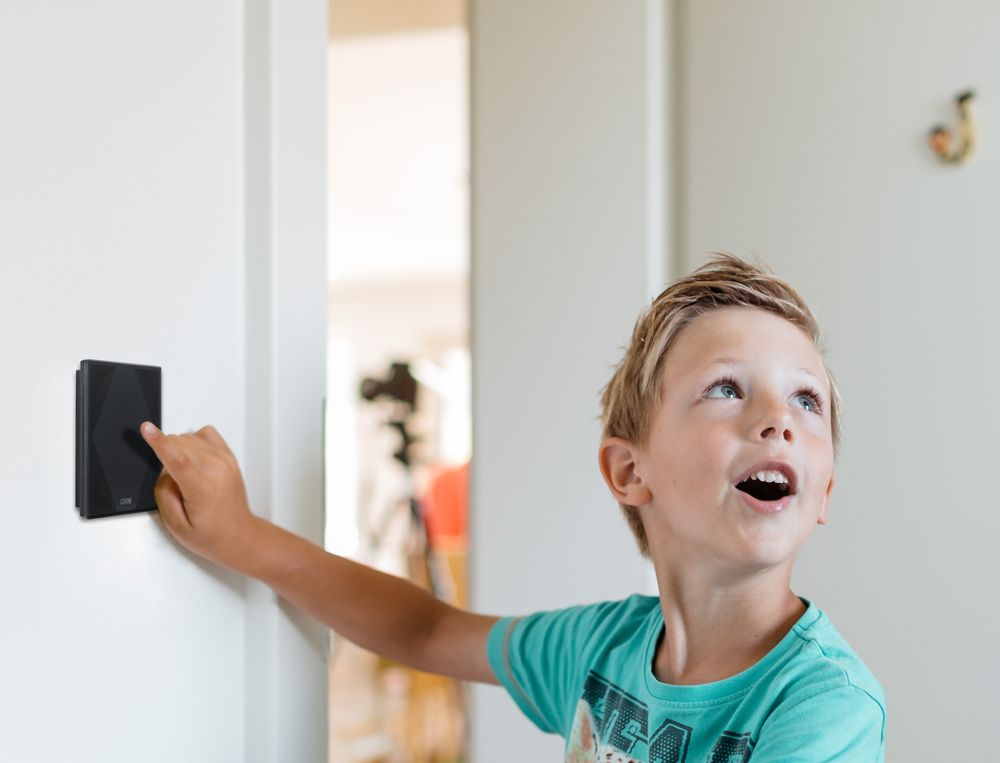 Exklusiv, edel, ausgezeichnet: Loxone Touch pure erhält den iF Design Award 2019 LX-BI-Boy-uses-Touch-pure Exklusiv, edel, ausgezeichnet: Loxone Touch pure erhält den iF Design Award 2019