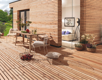Eine optische Einheit für Fassade und Terrasse: Parallelogramm-Profil mit Struktur Pressebild-Kopie Eine optische Einheit für Fassade und Terrasse: Parallelogramm-Profil mit Struktur
