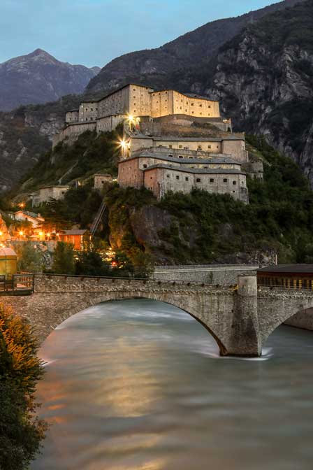 Bard-und-das-Forte-di-Bard-im-Aostatal-Foto-archivio-Regione-Autonoma-Valle-dAosta2 Forte di Bard: ein Juwel der Alpenkultur im Aostatal