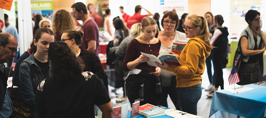 Orientierung für Auslandsbegeisterte auf der JugendBildungsmesse weltweiser-jugendbildungsmesse-ausland-schüleraustausch-auslandsaufenthalte Orientierung für Auslandsbegeisterte auf der JugendBildungsmesse