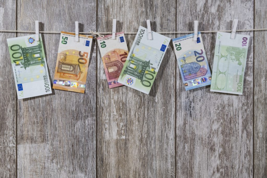 Steuerfreier Sachbezug für Mitarbeiter Euroscheine-auf-der-Wäscheleine-money-2991837-1024x683 Steuerfreier Sachbezug für Mitarbeiter