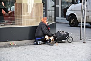 Steigende Anzahl an Notfällen in Aachen Frau-arm-obdachlos-300x200 Steigende Anzahl an Notfällen in Aachen