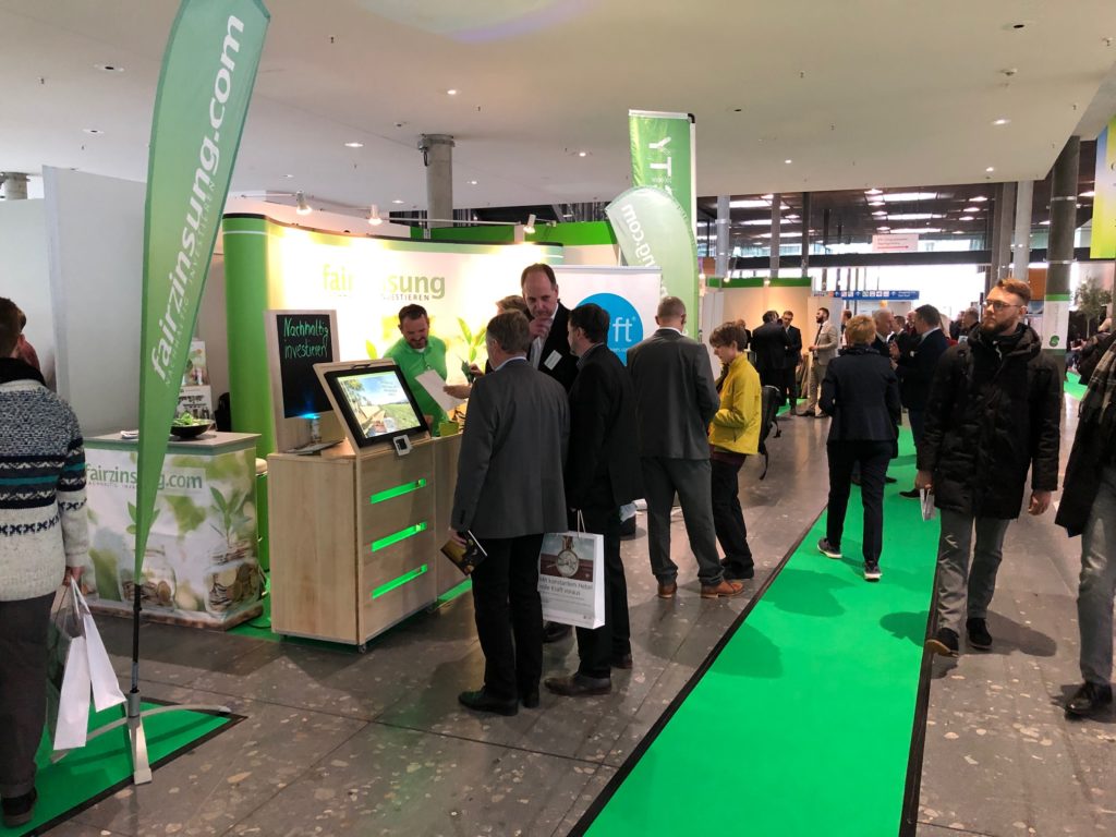 Grüne Geldanlagen und nachhaltige Smartphones fairzinsung-Messestand-mit-Besuchern-1024x768 Grüne Geldanlagen und nachhaltige Smartphones