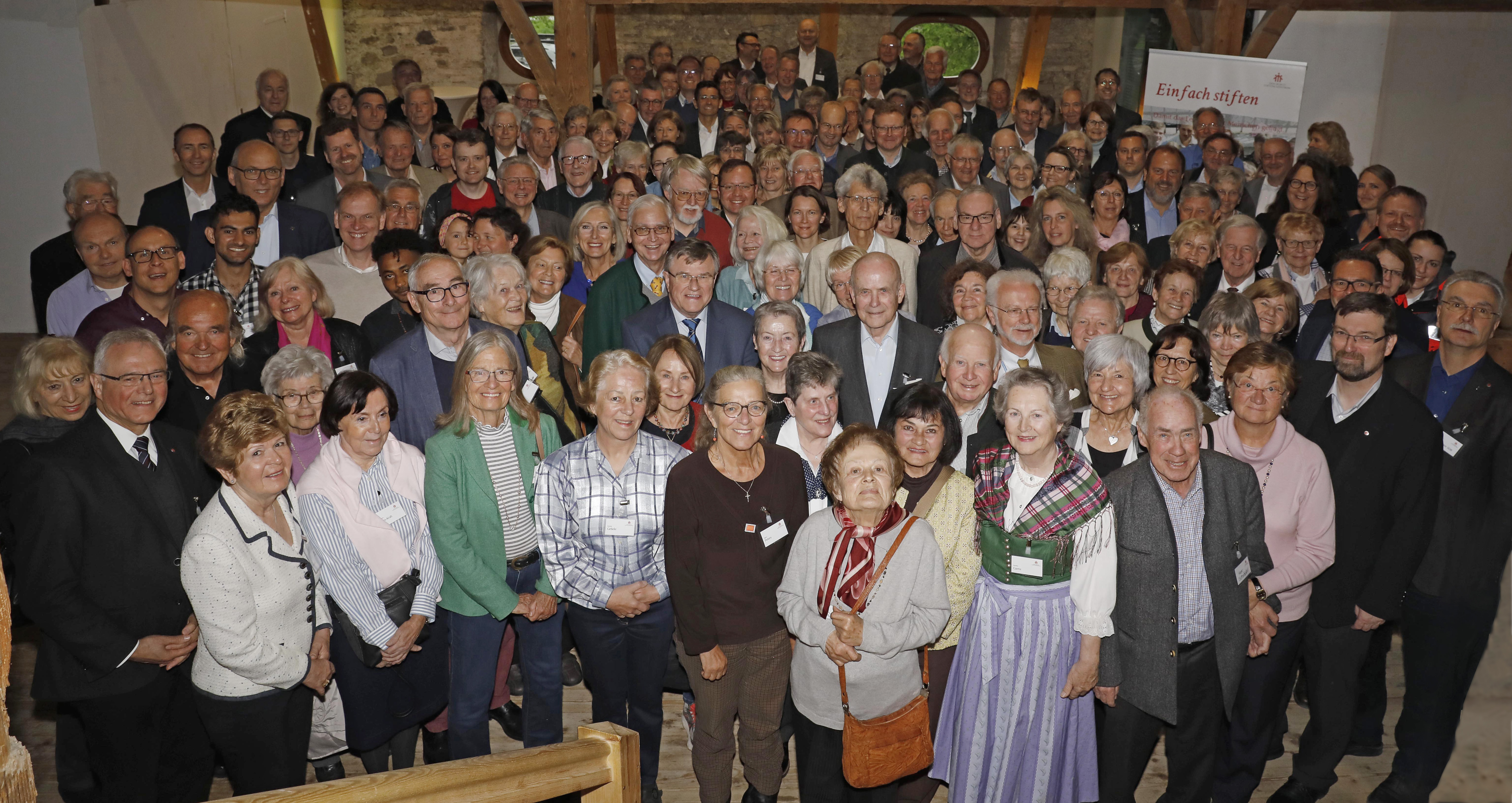 Die Stifterfamilie in der Tenne des historischen Maierhofs