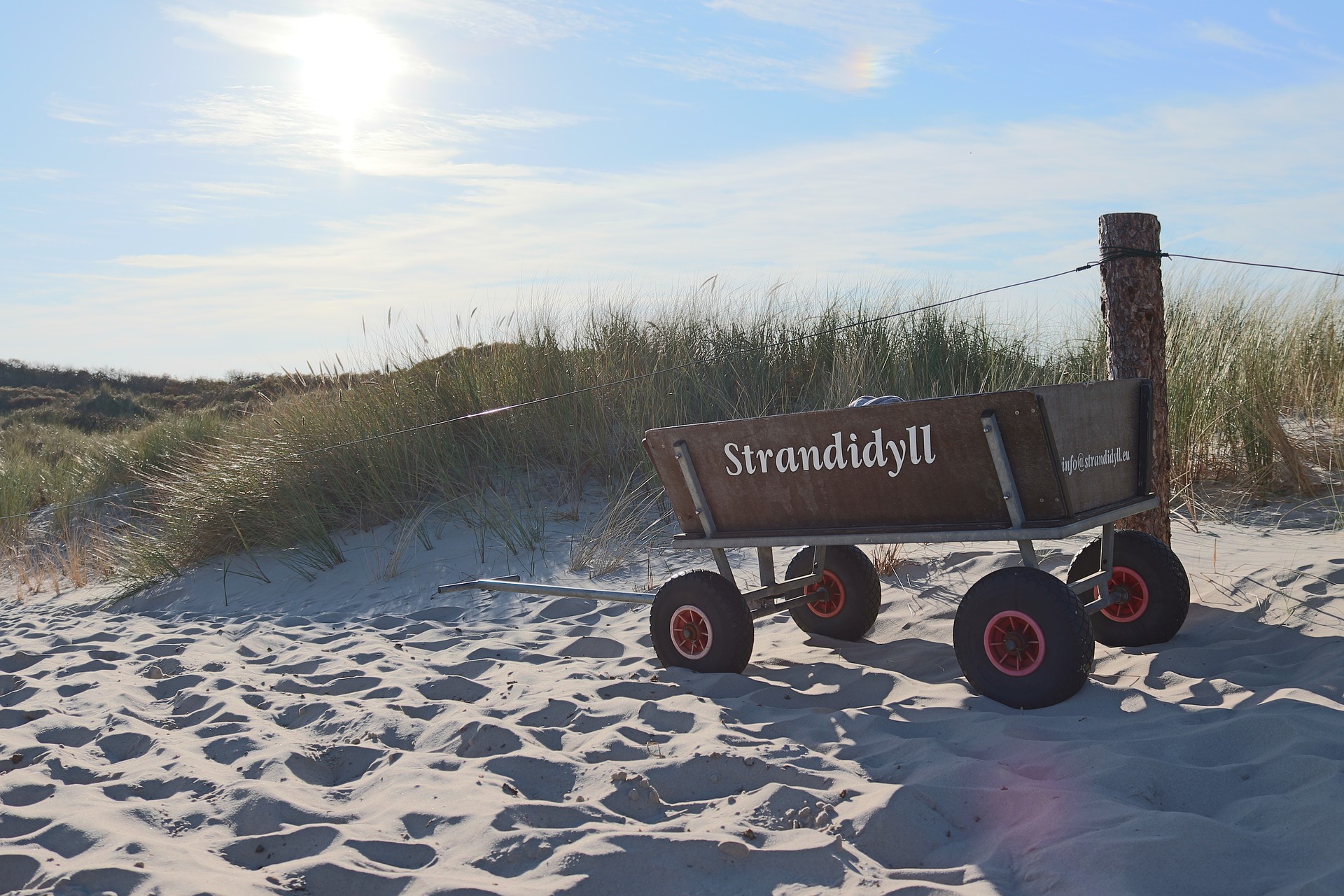 Vatertag mit Bollerwagen am Nordsee Strand von St. Peter Ording