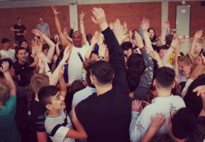 Rapper und Wertecoach 2schneidig begeistert mit Projekttagen gegen Mobbing Martin-Rietsch_2schneidig_Antimobbingtrainer_1-300x208 Rapper und Wertecoach 2schneidig begeistert mit Projekttagen gegen Mobbing