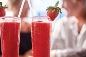 Princess Cruises legt neues Getränkepaket auf RP_2016_0508_MK_CoupleWithDrinks_87530_CvD_CMYK-002-300x200 Princess Cruises legt neues Getränkepaket auf