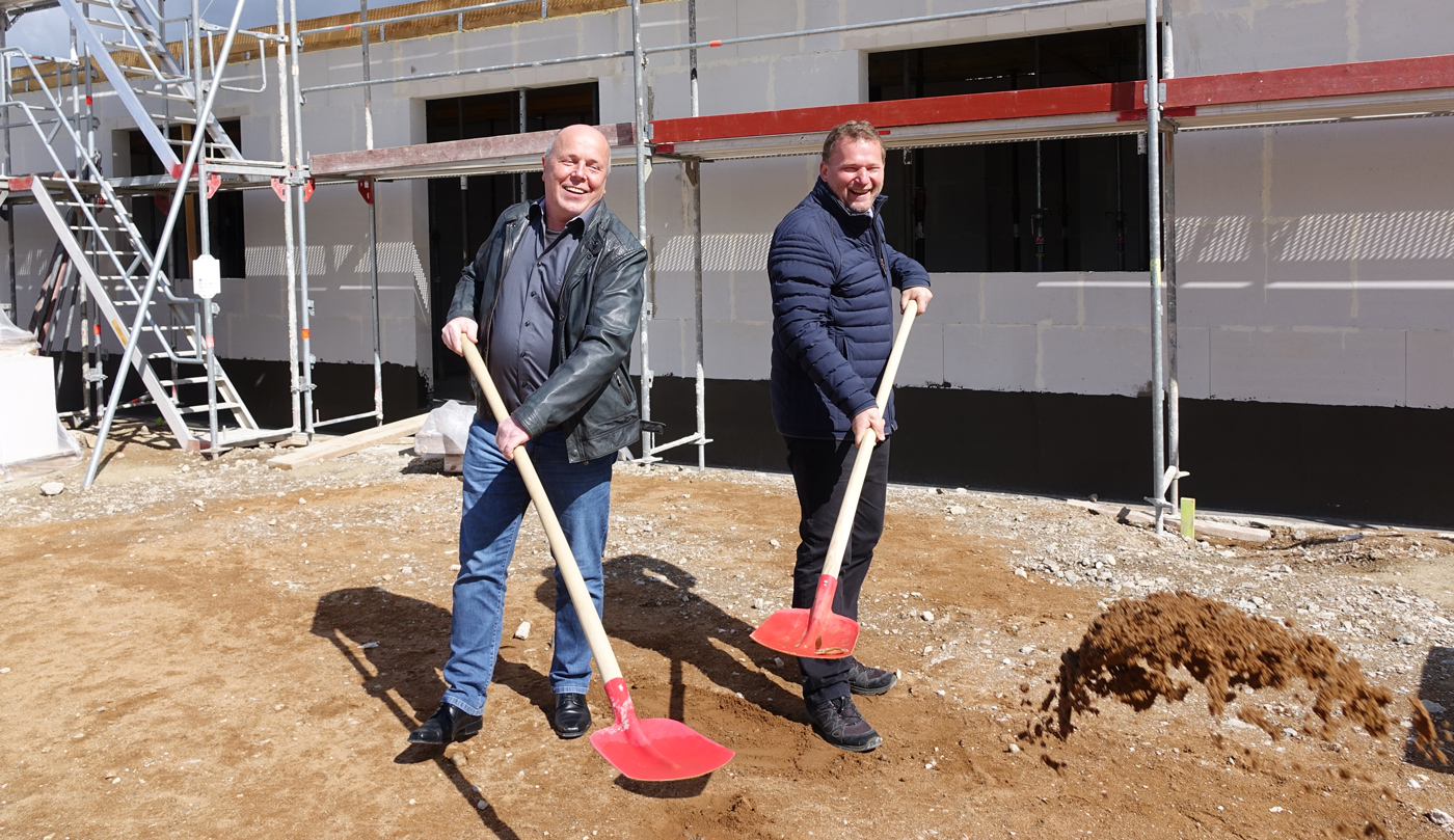 Röttenbachs Bürgermeister Thomas Schneider (rechts) und inTime-Prokurist Michael Dötterl (links) holen den Spatenstich auf der inTime-Baustelle nach.