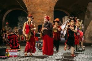 Straßenmusik auf historischem Pflaster - das 32. „Ferrara Buskers Festival“ verzaubert die Stadt am Po Ferrara-Buskers-Festival-The-red-boot-band-Foto-di-Luisa-Veronese-2-300x200 Straßenmusik auf historischem Pflaster - das 32. „Ferrara Buskers Festival“ verzaubert die Stadt am Po