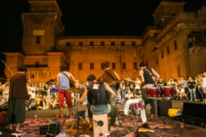 Straßenmusik auf historischem Pflaster - das 32. „Ferrara Buskers Festival“ verzaubert die Stadt am Po Ferrara-Buskers-Festival®-Musicisti-51-300x200 Straßenmusik auf historischem Pflaster - das 32. „Ferrara Buskers Festival“ verzaubert die Stadt am Po